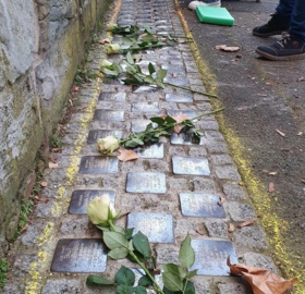 Foto: Stolpersteine für die ermordeten Bewohnerinnen und Bewohner des ehemaligen israelitischen Altersheims für Westfalen